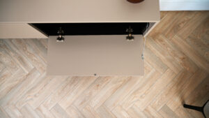 modern zwevend tv meubel met 2 kleppen met open klep bovenaanzicht