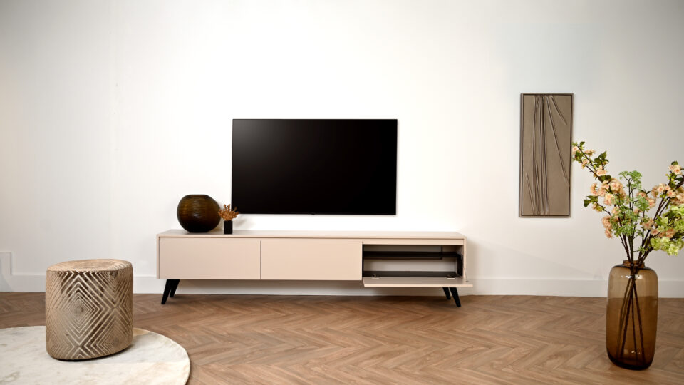 Tv meubel met 3 kleppen op pootjes met open klep
