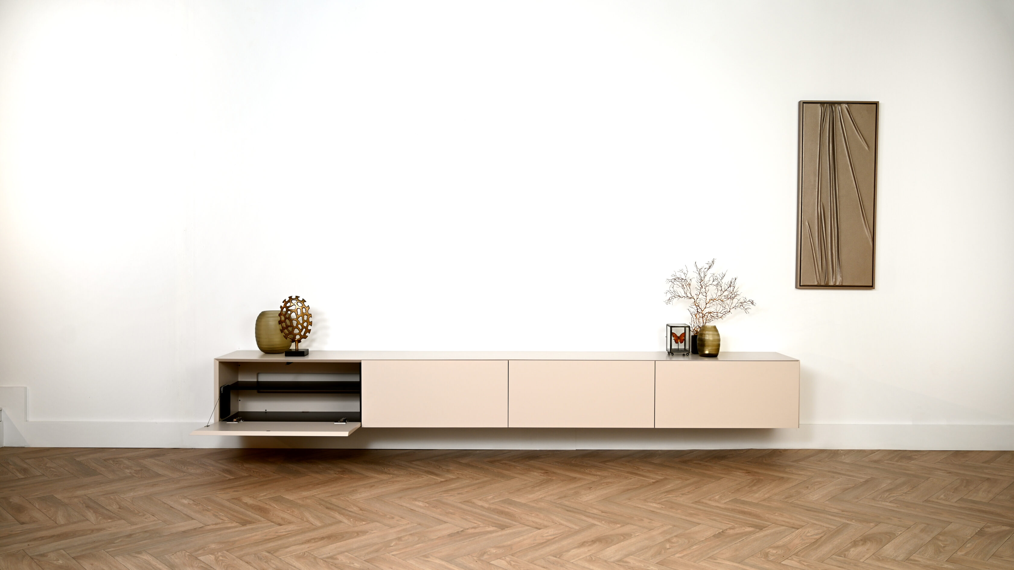 Zwevend tv meubel met 4 kleppen met open klep