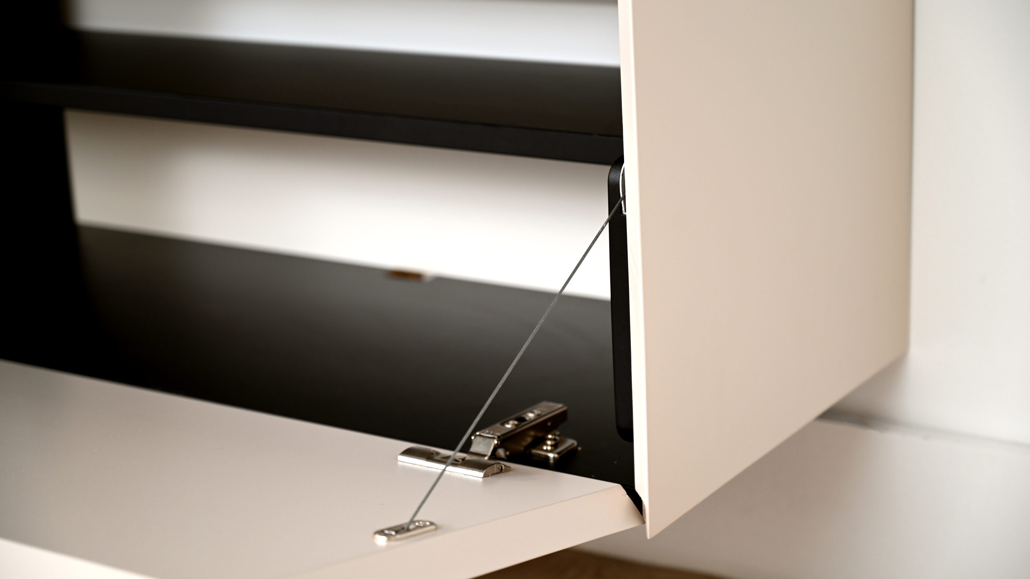 Zwevend tv meubel met open klep close up