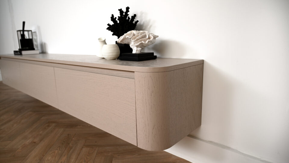 Zwevend tv meubel met 3 kleppen rond design close up