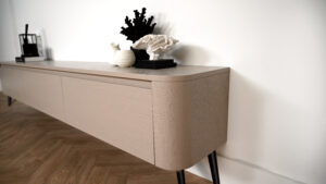 Runa | tv meubel op zwarte retro pootjes | Eiken | Rond Design | 3 Kleppen | 180 – 300 cm