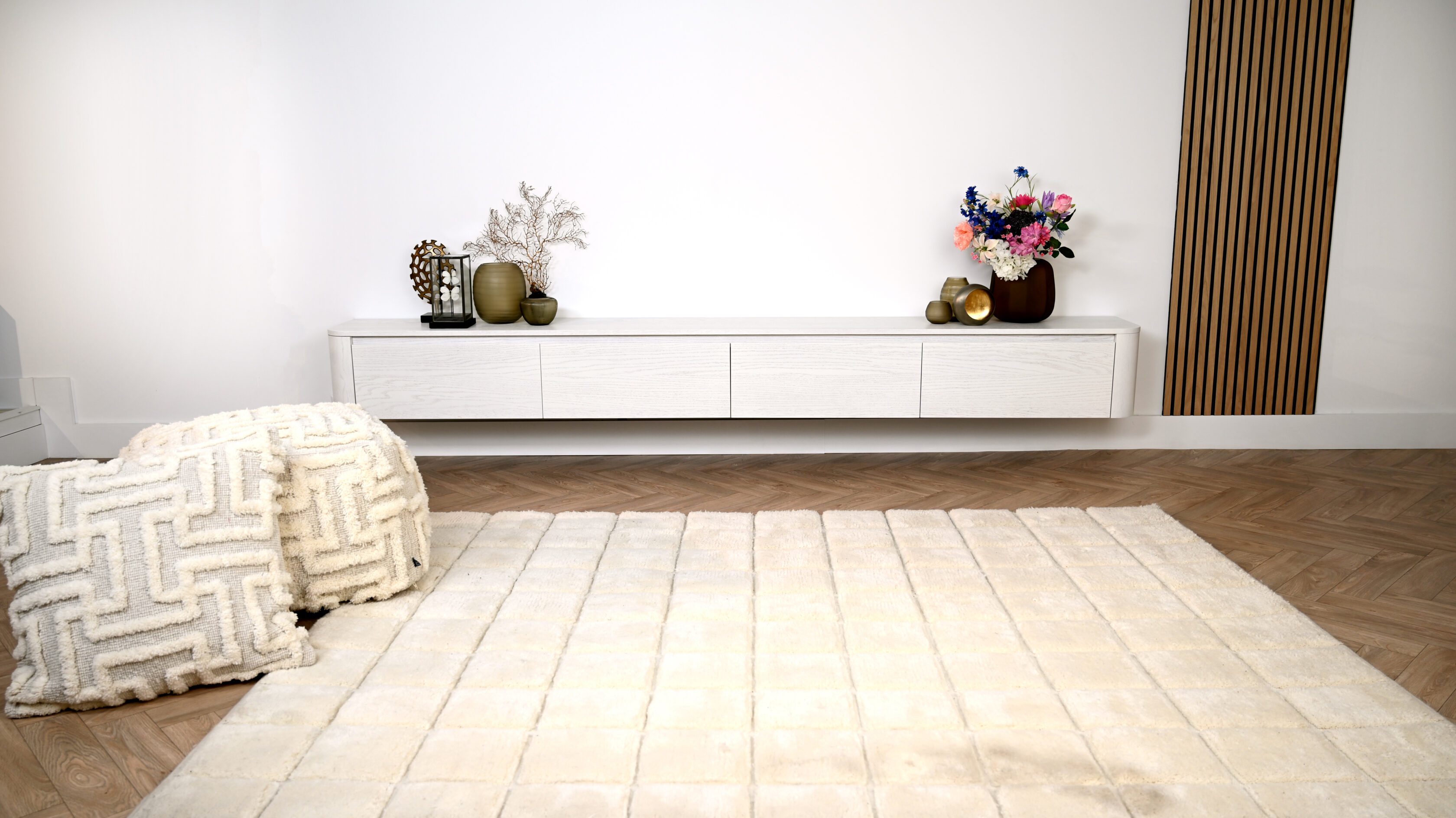 Zwevend tv meubel met 4 kleppen rond design