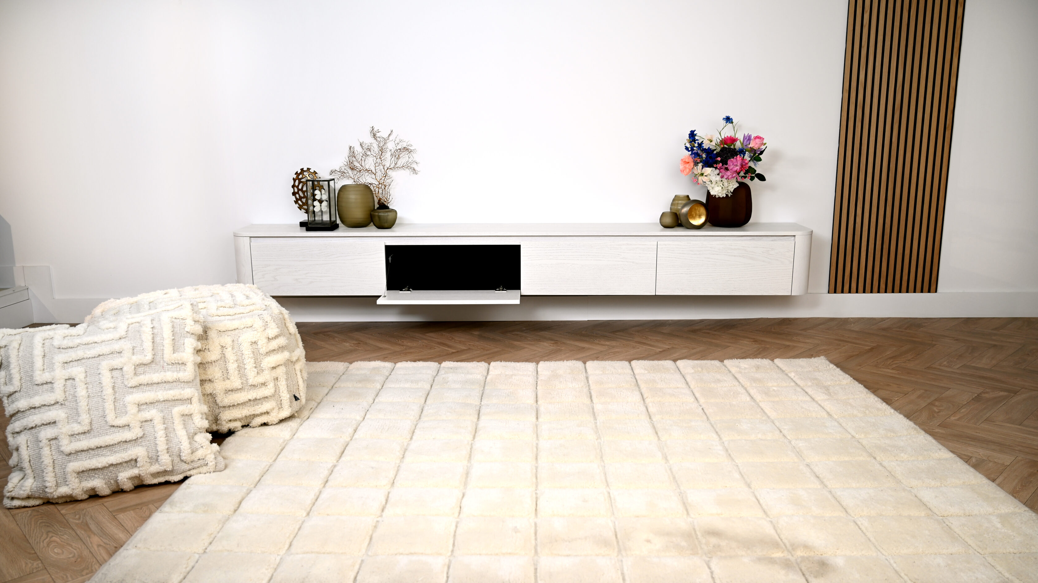 Zwevend tv meubel met 4 kleppen rond design met open klep