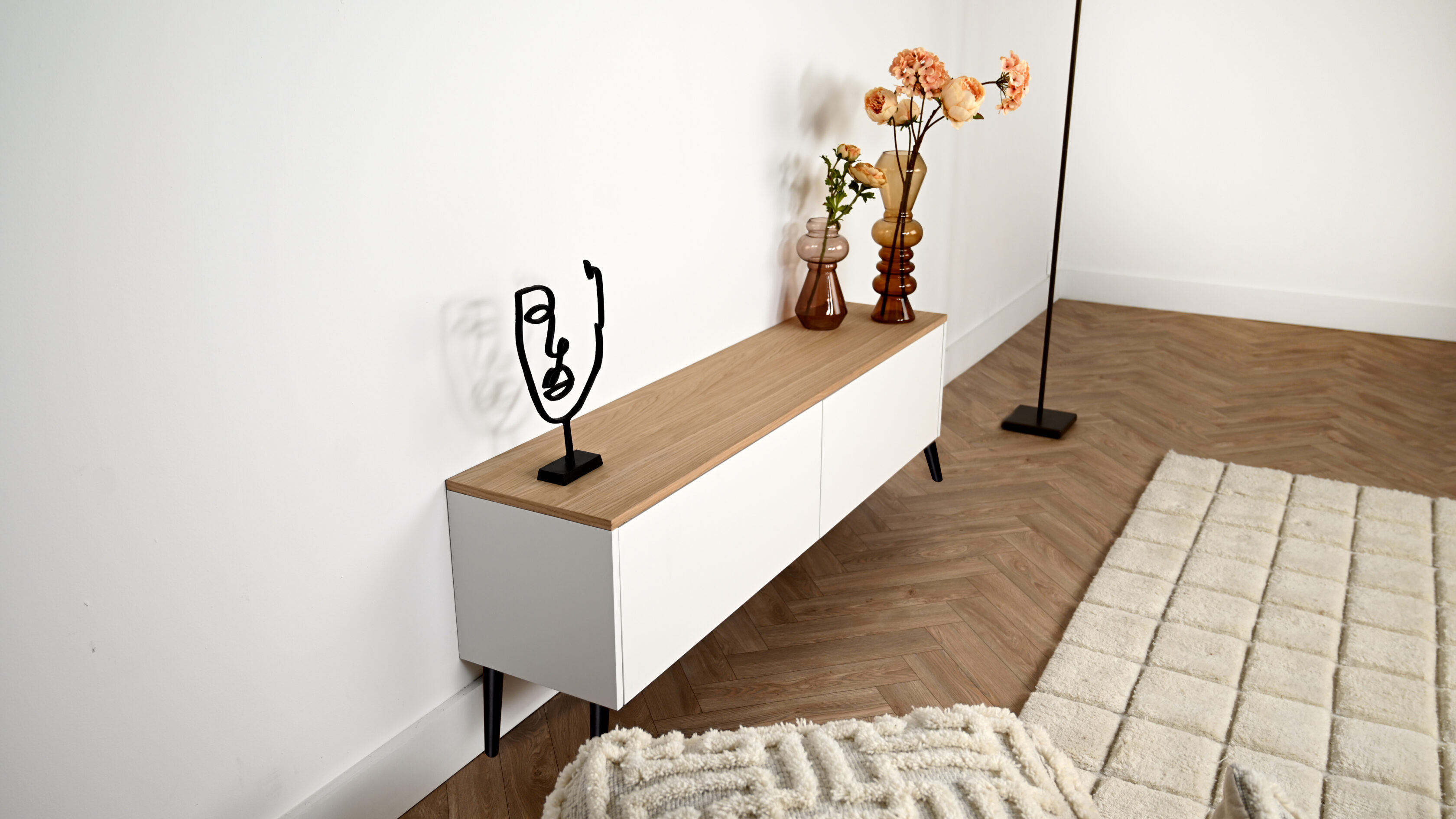 Scandinavisch tv meubel met 2 kleppen op pootjes