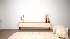 Nika | tv meubel op zwarte retro pootjes | 2 Kleuren | MDF & Eiken | Scandinavisch Design | 3 Kleppen | 180 – 300 cm