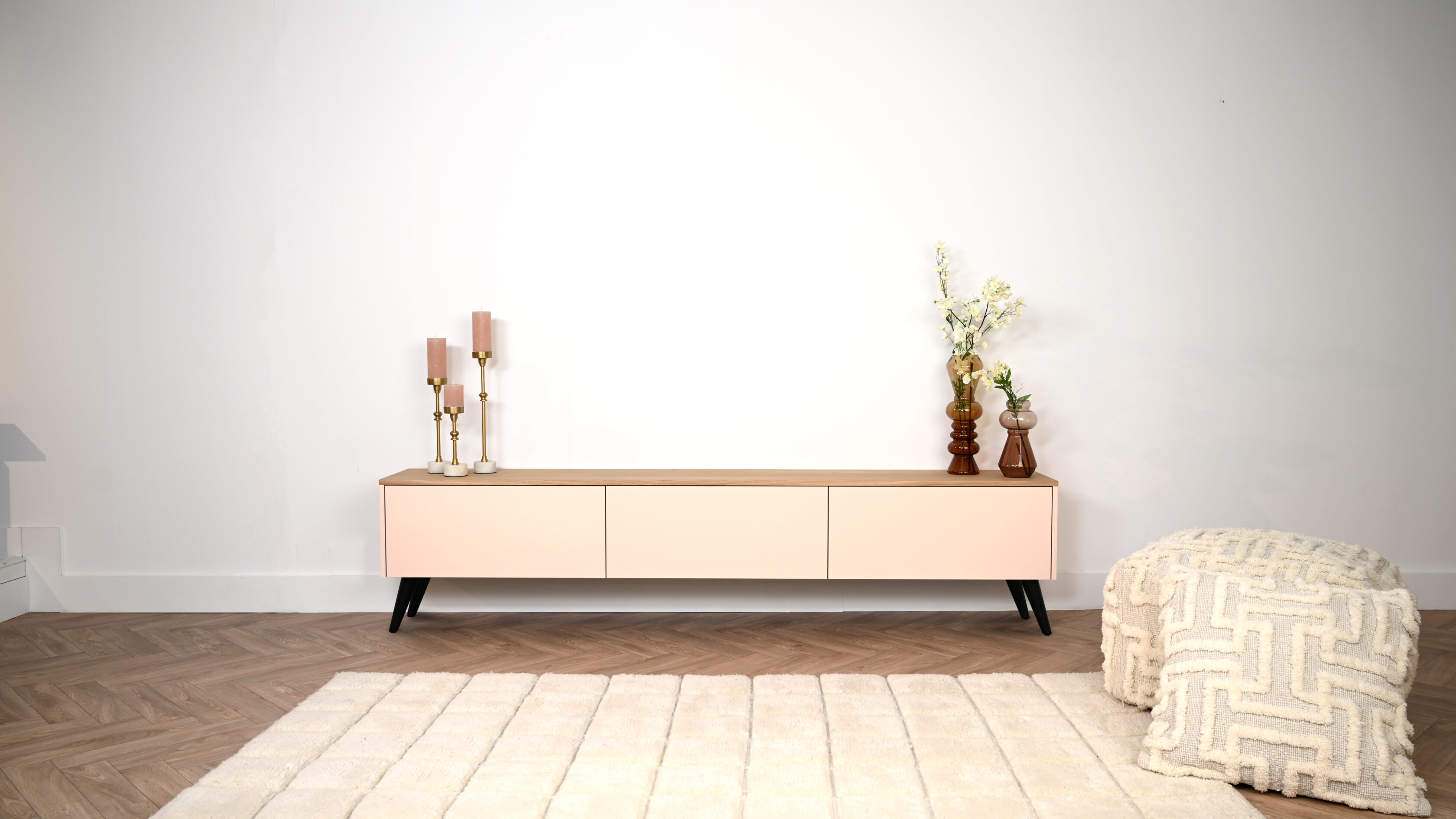 Scandinavisch tv meubel met 3 kleppen op pootjes