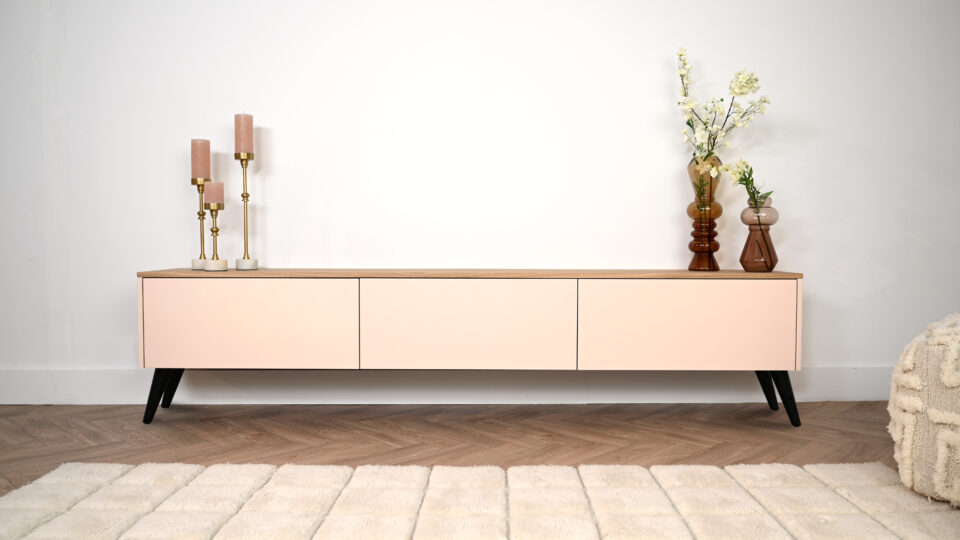 Scandinavisch tv meubel met 3 kleppen op pootjes