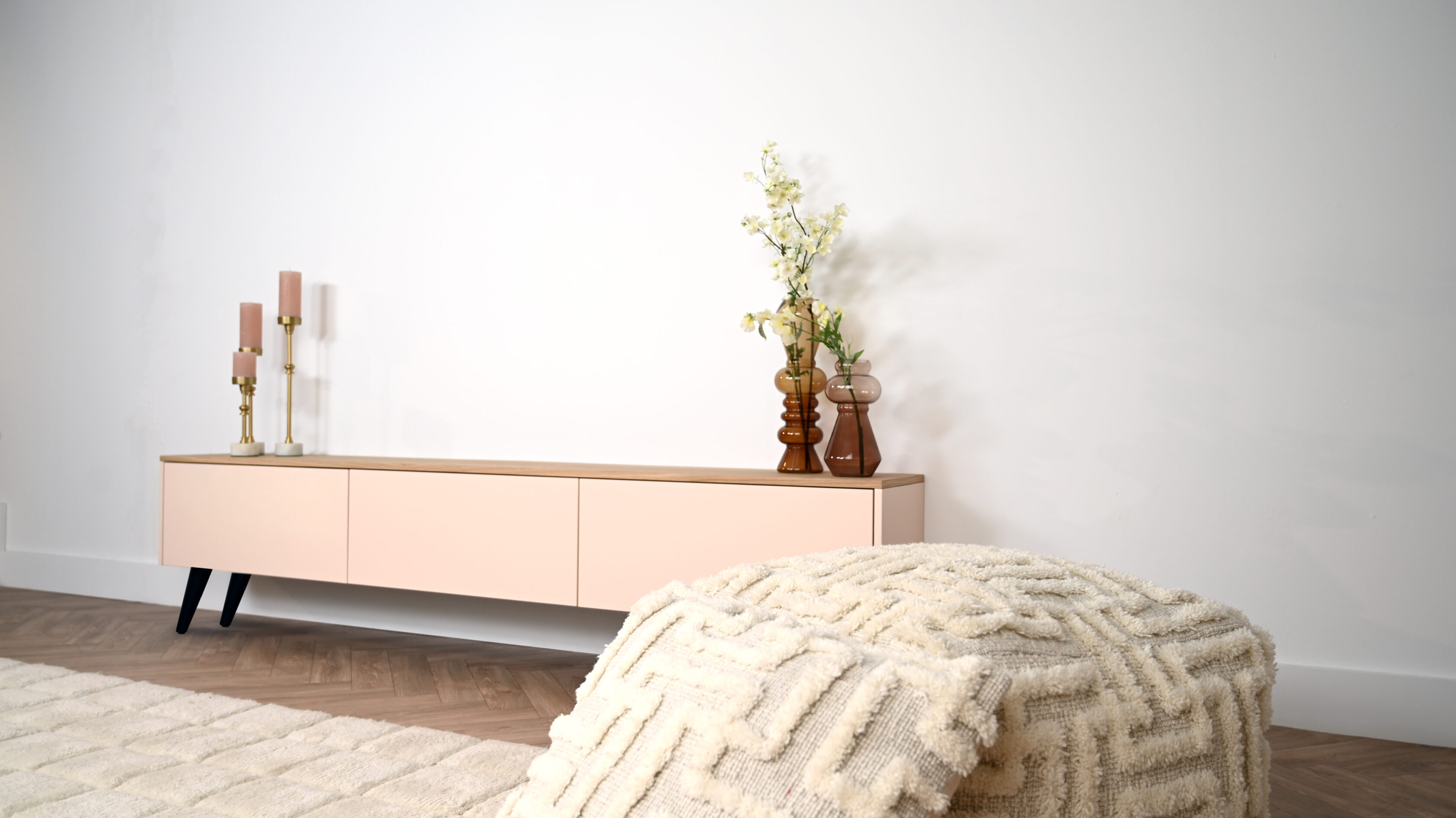 Scandinavisch tv meubel met 3 kleppen op pootjes