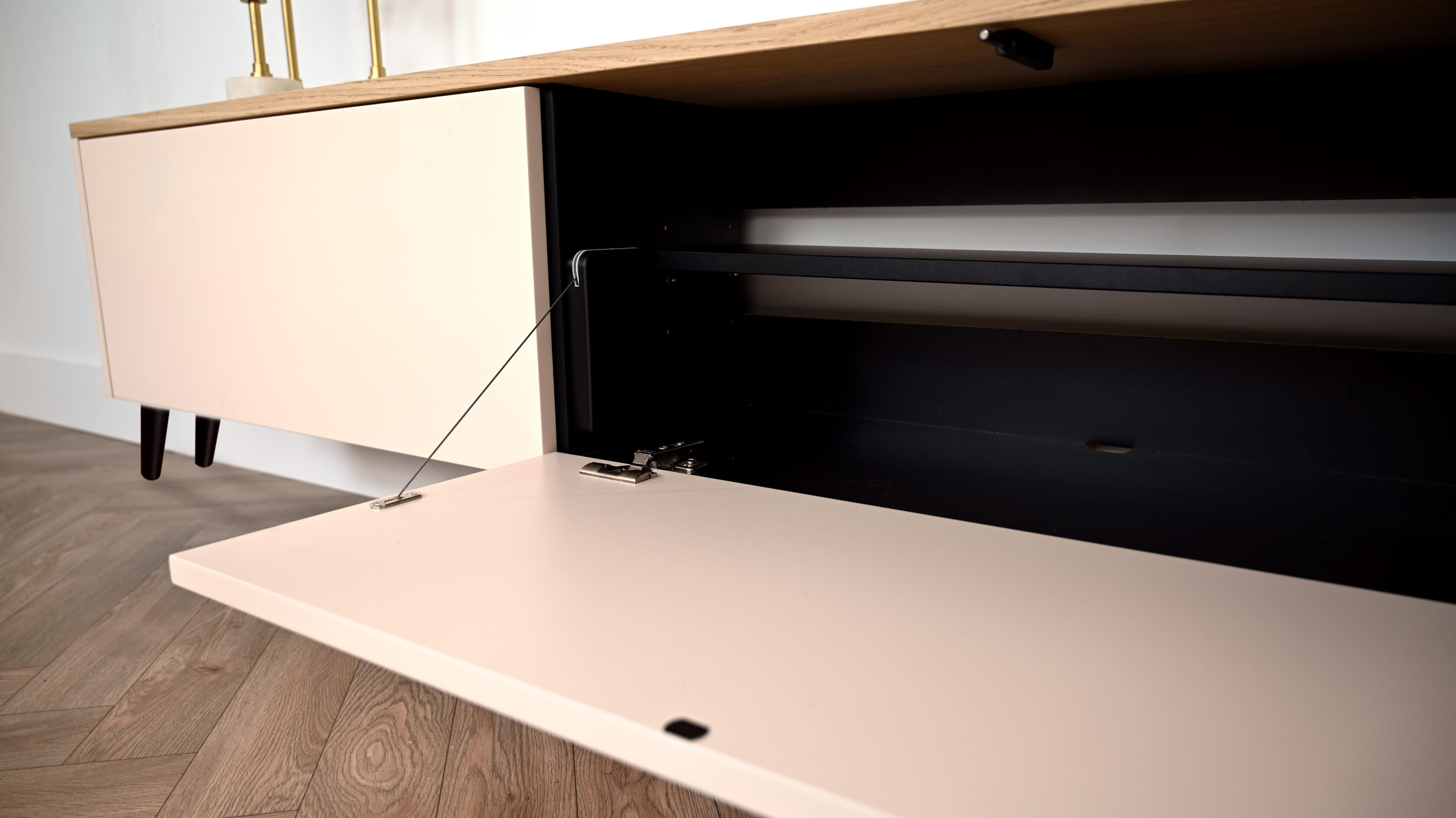 Scandinavisch tv meubel met open klep close up