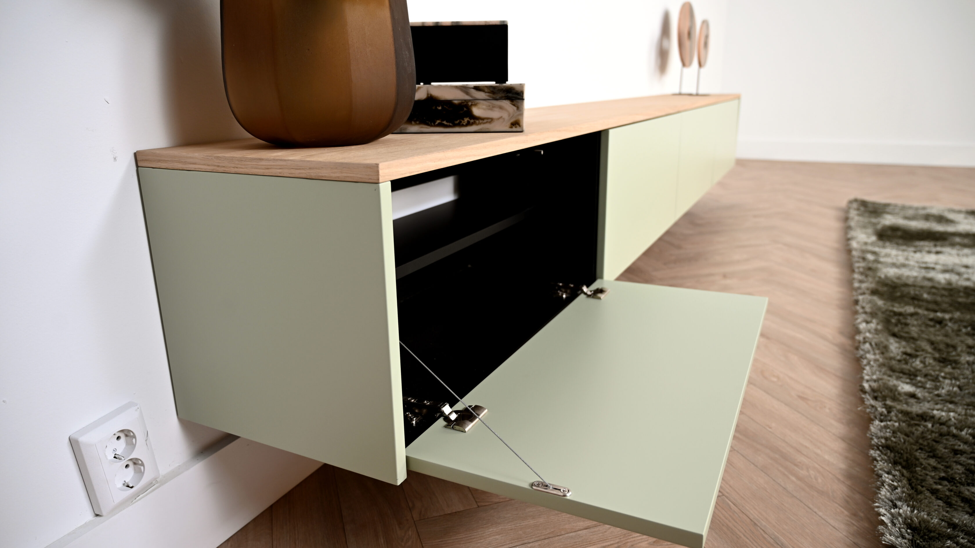 Scandinavisch zwevend tv meubel met 4 kleppen met open klep