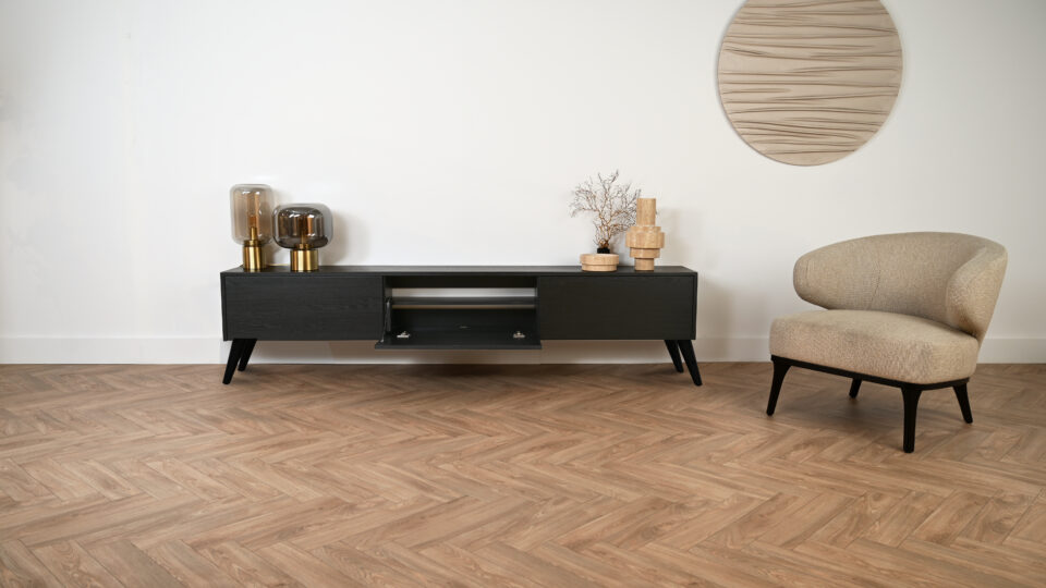 Tv meubel met 3 kleppen op zwarte retro pootjes