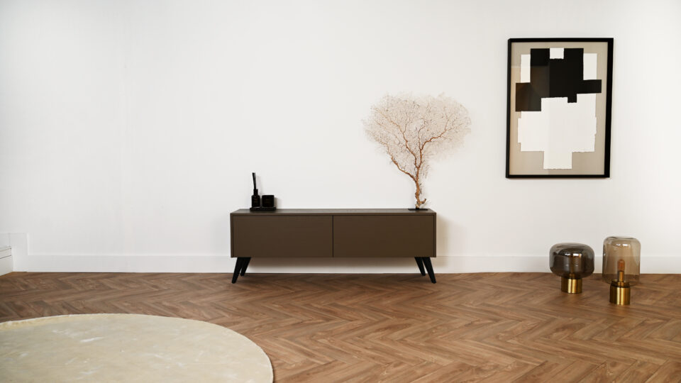 Tv meubel met 2 kleppen op pootjes