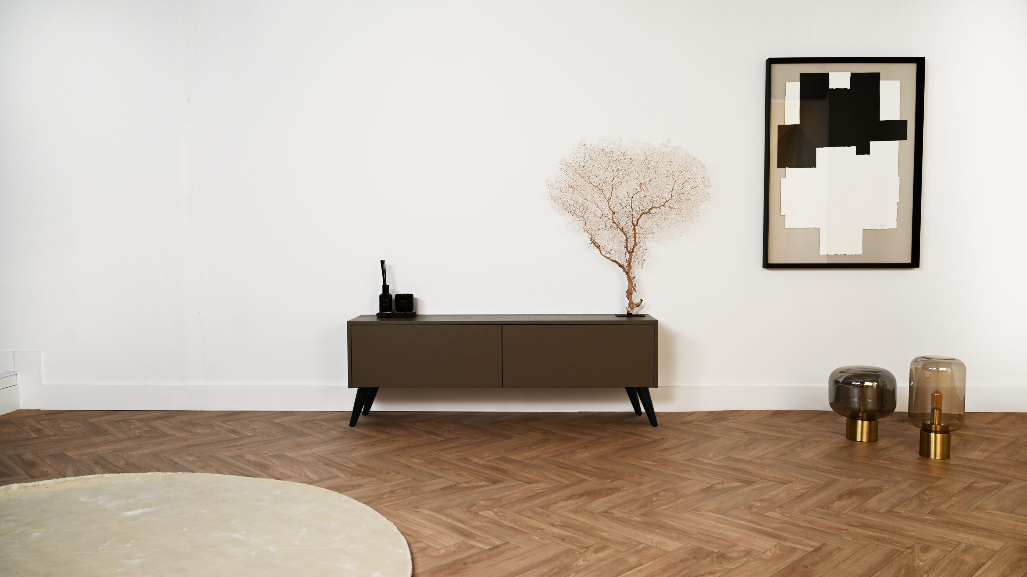 Tv meubel met 2 kleppen op pootjes