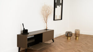 Jessie | tv meubel op zwarte retro pootjes | Strak | Eiken | Scandinavisch Design | 2 Kleppen | 120 – 160 cm