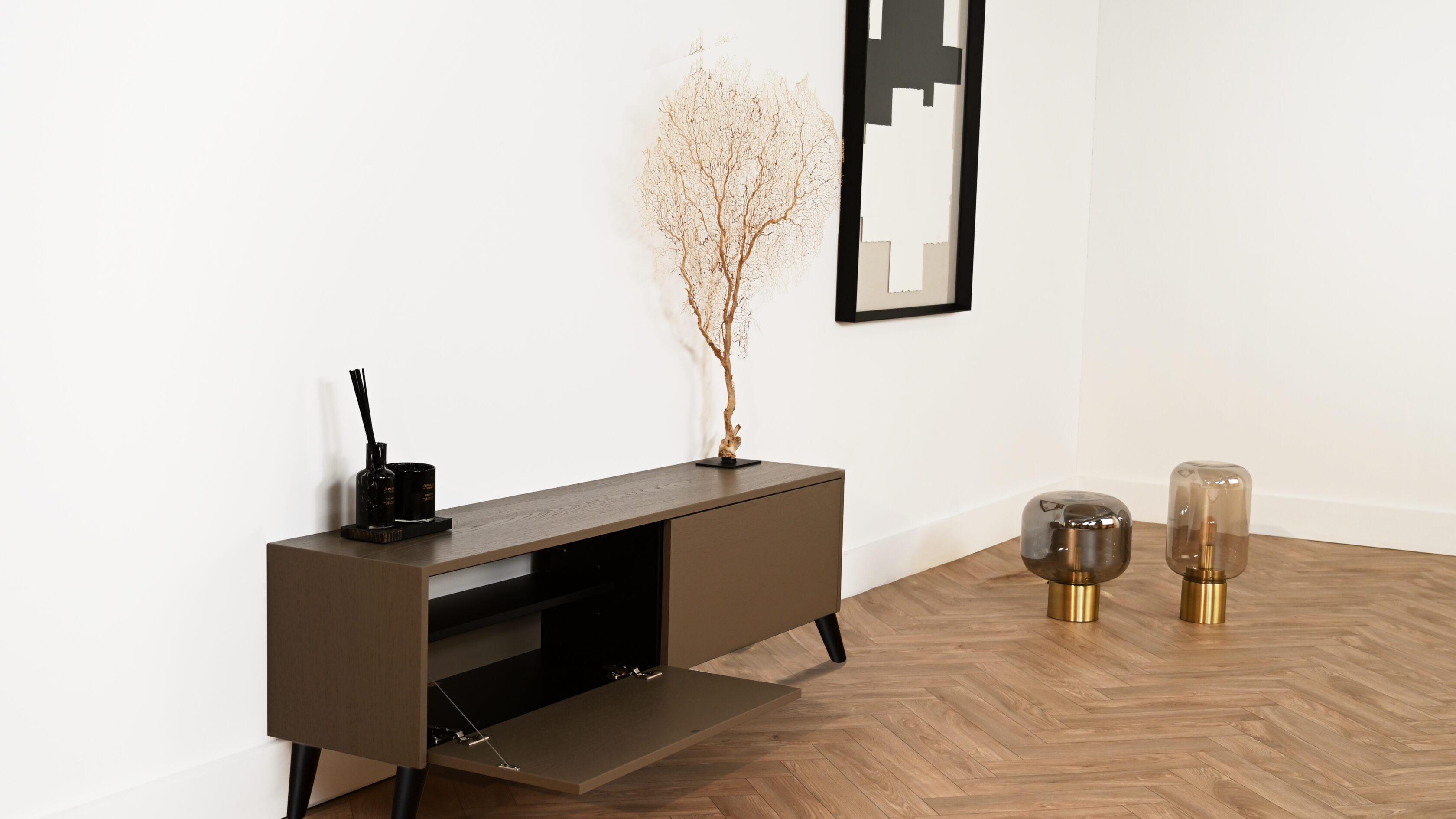 Tv meubel met 2 kleppen op pootjes met open klep