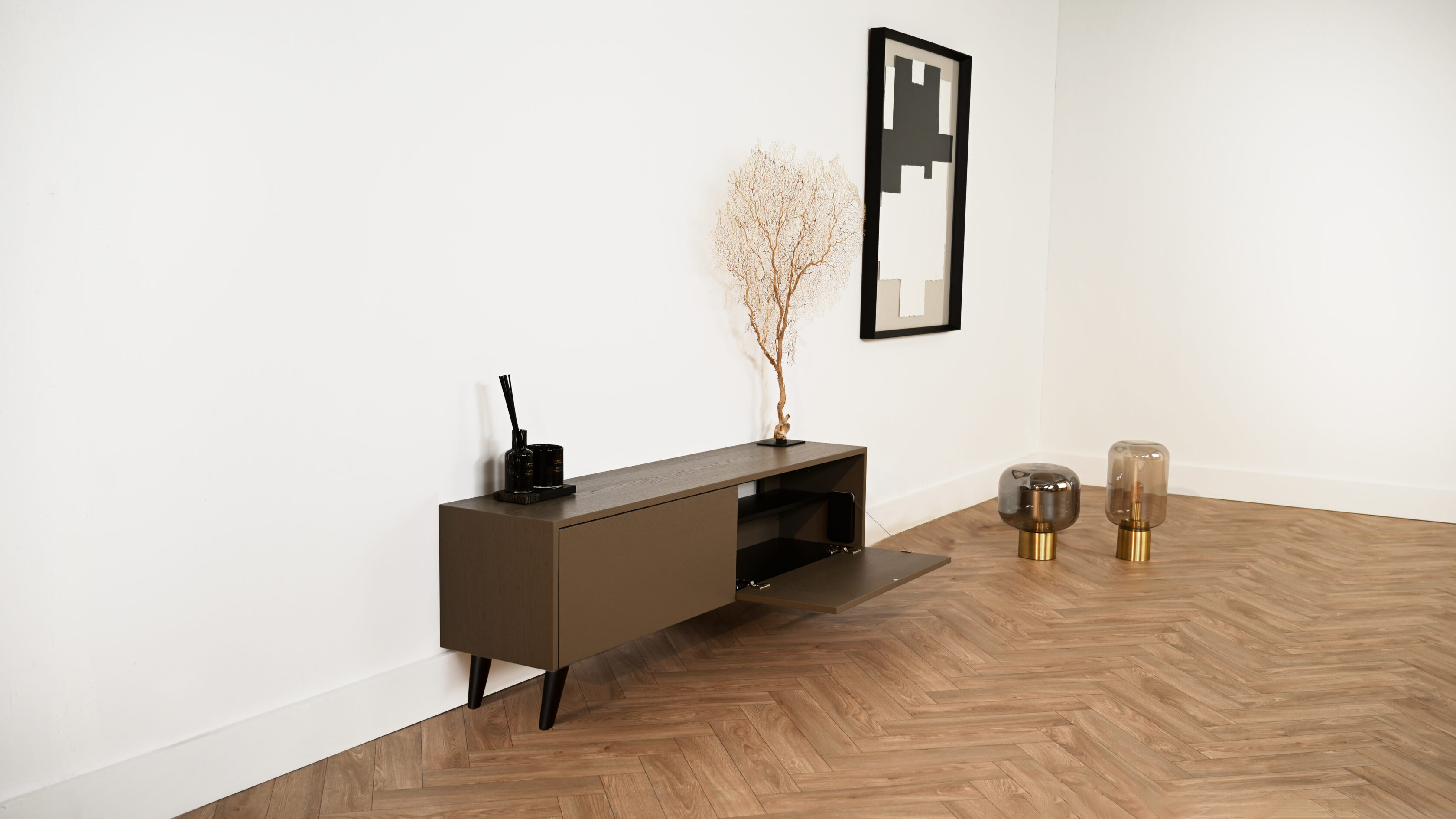 Tv meubel met 2 kleppen op pootjes met open klep