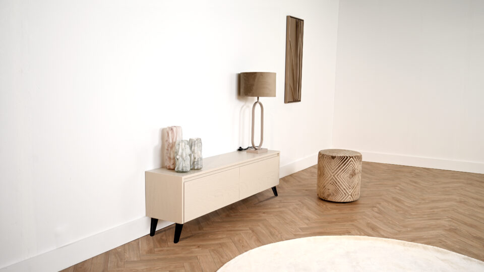 Tv meubel met 2 kleppen op pootjes