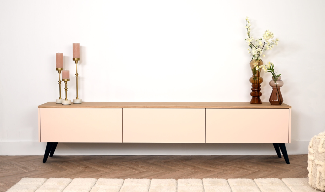 Scandinavisch tv meubel met 3 kleppen op zwarte retro pootjes