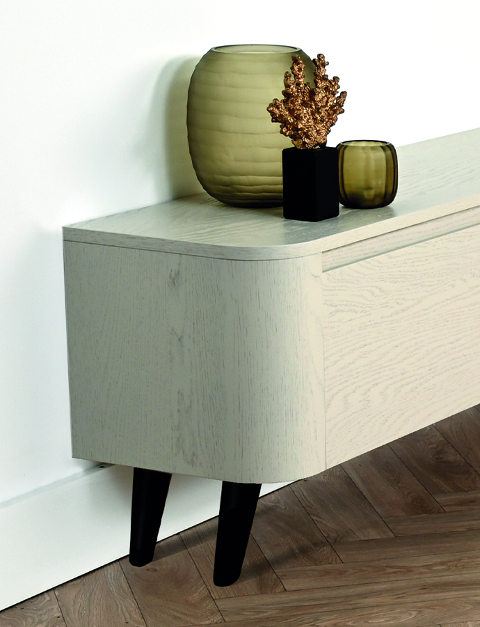 Tv meubel met ronde hoeken op zwarte retro pootjes