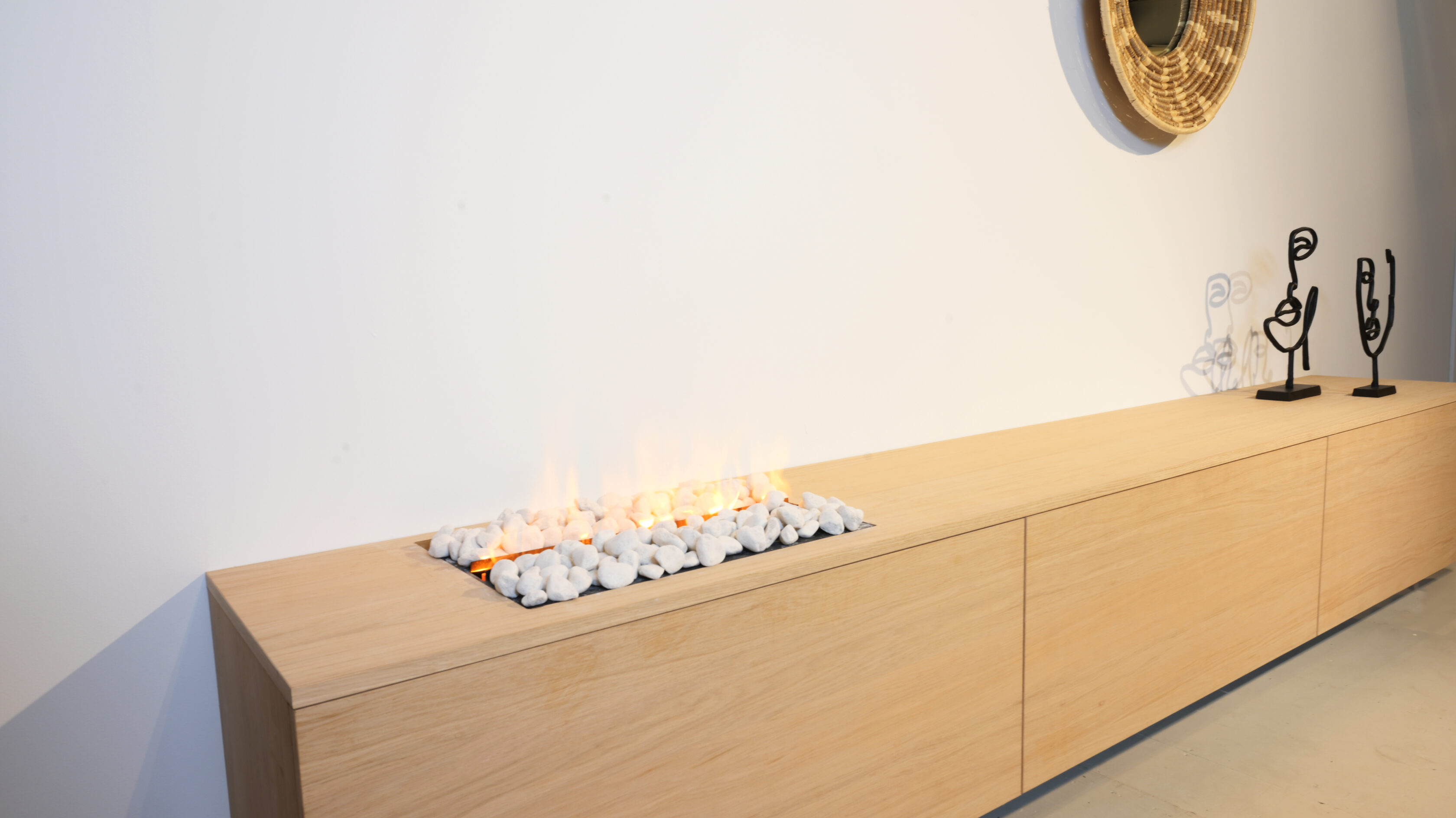 tv kast blank eiken met 3 kleppen met haard met stenen