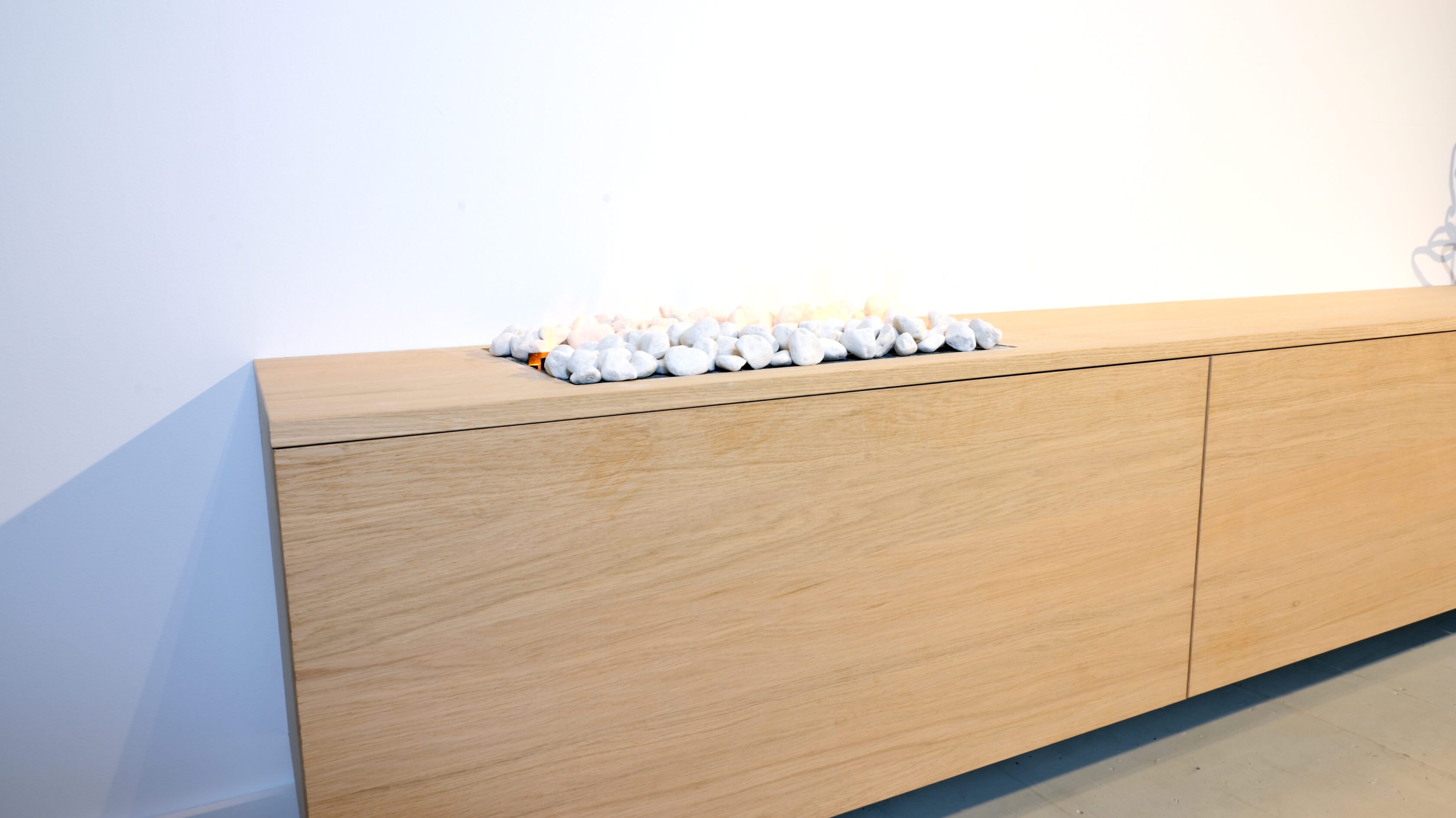 zwevende tv kast blank eiken met haard met stenen