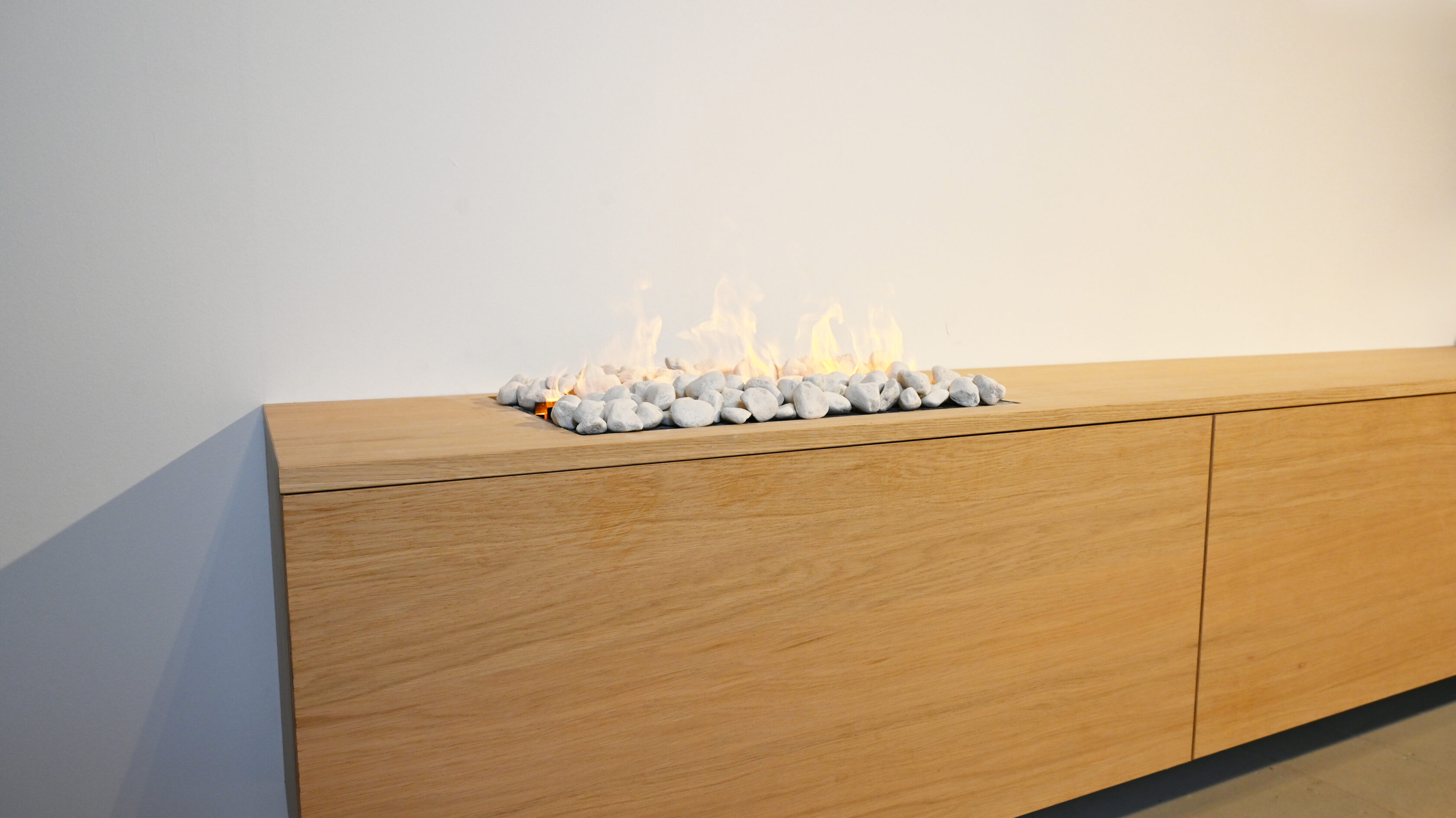 zwevende tv kast blank eiken met haard met stenen