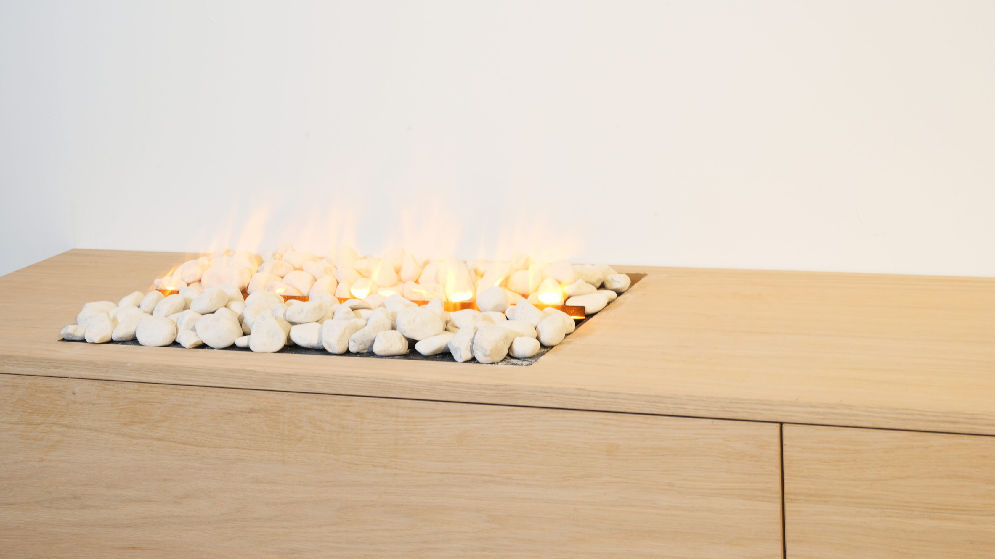 tv kast blank eiken met haard met stenen close up