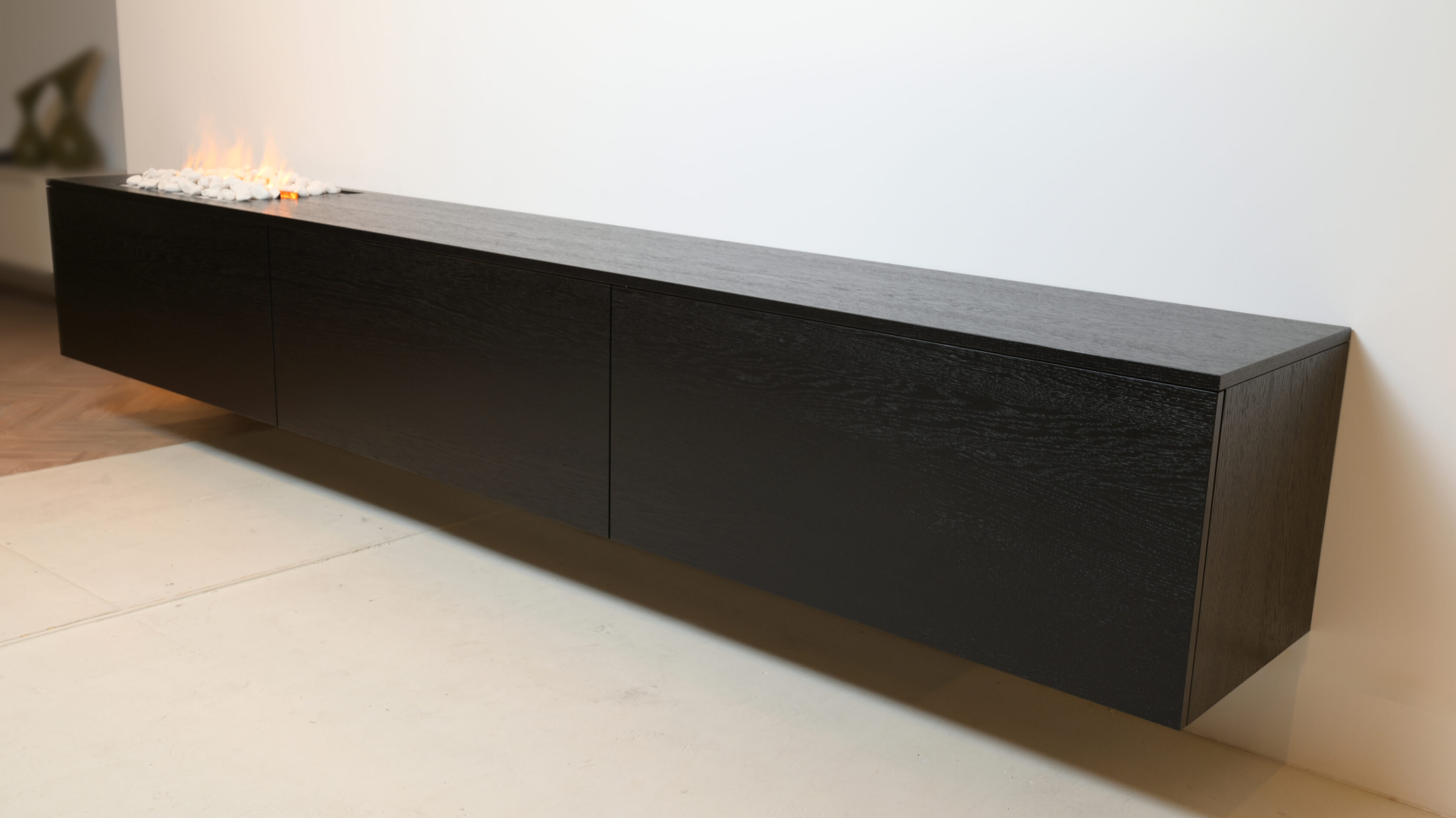 zwevende tv kast met 3 kleppen met haard met stenen