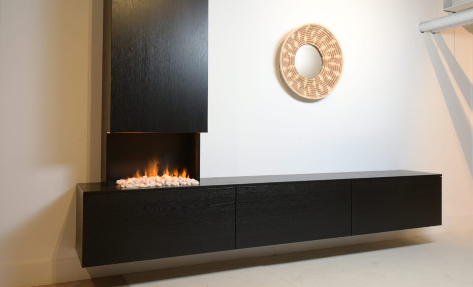 tv kast met 3 kleppen en koof met haard met stenen