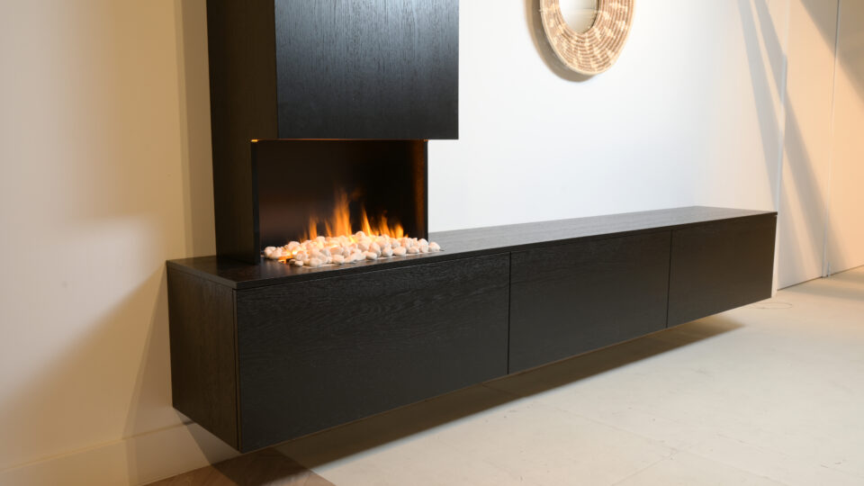 tv kast met 3 kleppen en koof met haard met stenen