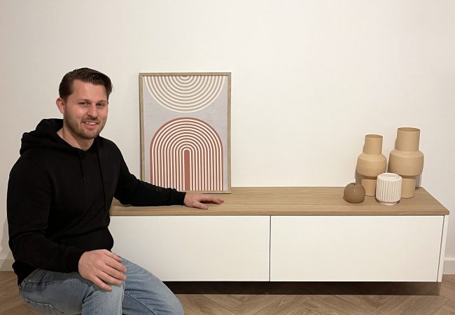 Jim met een zwevend Scandinavisch tv meubel met 2 kleppen